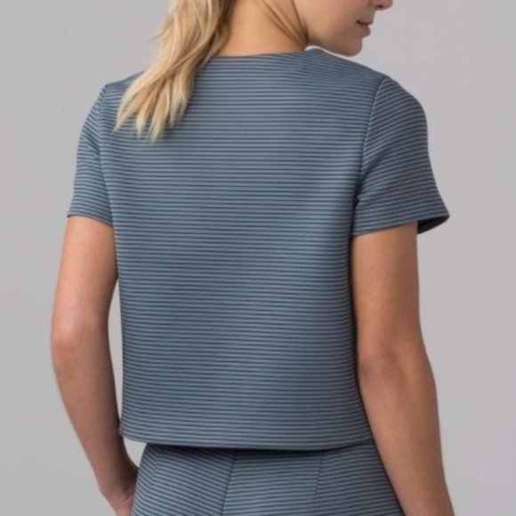 Lululemon Shaped‎ Sterling Blue Striped Crop Top 10 - Picture 4 of 5